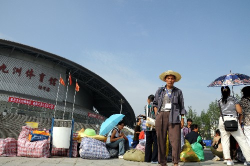 6月23日,受災(zāi)群眾準(zhǔn)備撤離綿陽(yáng)市九洲體育館。近日,被暫時(shí)安置在綿陽(yáng)市九洲體育館的受災(zāi)群眾開始陸續(xù)撤離。據(jù)有關(guān)部門介紹,九洲體育館內(nèi)的受災(zāi)群眾將于近期全部撤離,他們將會(huì)住進(jìn)政府建設(shè)的活動(dòng)板房,也有部分受災(zāi)群眾離開九洲體育館后投靠親友或者自建住房。 新華社記者 皮曙初 攝