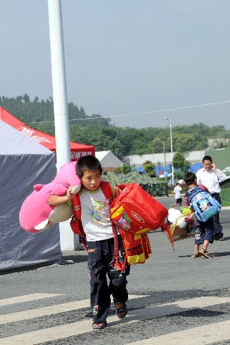 6月23日,在綿陽(yáng)市九洲體育館,一位準(zhǔn)備撤離的小朋友拿著布娃娃和書包。近日,被暫時(shí)安置在綿陽(yáng)市九洲體育館的受災(zāi)群眾開始陸續(xù)撤離。據(jù)有關(guān)部門介紹,九洲體育館內(nèi)的受災(zāi)群眾將于近期全部撤離,他們將會(huì)住進(jìn)政府建設(shè)的活動(dòng)板房,也有部分受災(zāi)群眾離開九洲體育館后投靠親友或者自建住房。 新華社記者 皮曙初 攝