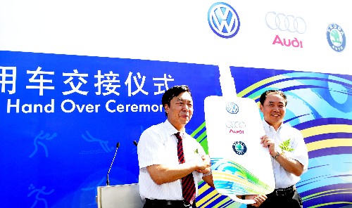 7月16日,北京奧組委交通部部長(zhǎng)于春全(右)與大眾汽車集團(tuán)(中國(guó))執(zhí)行副總裁張綏新在交接儀式上。當(dāng)日,北京奧運(yùn)會(huì)汽車合作伙伴大眾汽車集團(tuán)(中國(guó))攜手上海大眾和一汽大眾在北京奧林匹克公園交通場(chǎng)站共同宣布,5000輛奧運(yùn)會(huì)官方用車全面完成向北京奧組委的交接,這些車輛將用于各國(guó)運(yùn)動(dòng)員和貴賓在賽事期間的接送和接待工作。 新華社記者張鐸攝