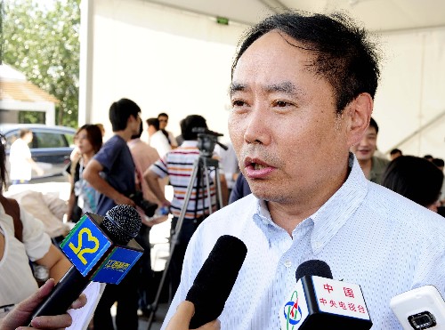 7月16日,北京奧組委交通部部長(zhǎng)于春全在交接儀式后接受采訪。當(dāng)日,北京奧運(yùn)會(huì)汽車合作伙伴大眾汽車集團(tuán)(中國(guó))攜手上海大眾和一汽大眾在北京奧林匹克公園交通場(chǎng)站共同宣布,5000輛奧運(yùn)會(huì)官方用車全面完成向北京奧組委的交接,這些車輛將用于各國(guó)運(yùn)動(dòng)員和貴賓在賽事期間的接送和接待工作。 新華社記者張鐸攝