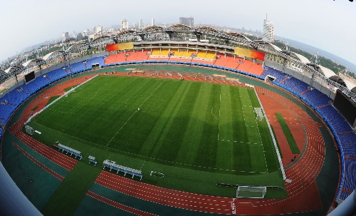 秦皇島市奧體中心體育場是北京奧運(yùn)會(huì)足球比賽分賽場之一,2008年北京奧運(yùn)會(huì)期間將進(jìn)行12場足球比賽。目前場館內(nèi)用于比賽和訓(xùn)練的各項(xiàng)設(shè)施安裝調(diào)試完畢。圖為秦皇島市奧體中心體育場俯瞰。 新華社記者楊世堯攝