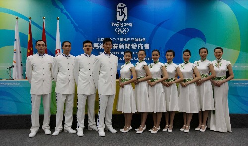 8月2日,奧運馬術(shù)比賽頒獎禮儀小姐與升旗手向媒體亮相。當日,北京奧運會馬術(shù)比賽頒獎禮儀小姐、升旗手與馬術(shù)比賽的獎牌在香港亮相。 新華社記者 周磊 攝