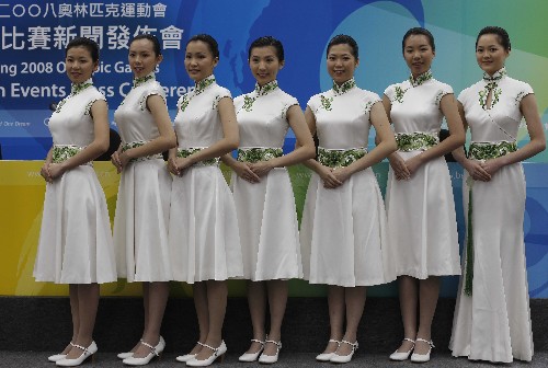 8月2日,奧運馬術(shù)比賽頒獎禮儀小姐向媒體亮相。當日,北京奧運會馬術(shù)比賽頒獎禮儀小姐、升旗手與馬術(shù)比賽的獎牌在香港亮相。 新華社記者 周磊 攝