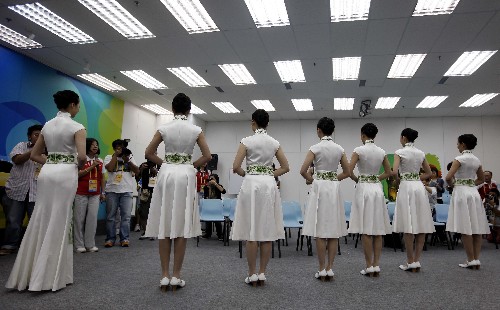 8月2日,奧運馬術(shù)比賽頒獎禮儀小姐向媒體進行展示。當日,北京奧運會馬術(shù)比賽頒獎禮儀小姐、升旗手與馬術(shù)比賽的獎牌在香港亮相。 新華社記者 周磊 攝