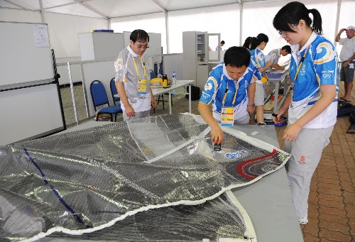 8月2日,賽場工作人員為船帆蓋章。 當(dāng)日,奧帆賽的丈量工作開始進(jìn)行,嚴(yán)格的賽前丈量,將確保比賽結(jié)果的公正。 新華社記者宋振平攝