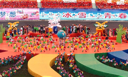 8月2日,第24屆世界大學生冬季運動會倒計時200天歡樂慶典現(xiàn)場。當日,為慶祝第24屆世界大學生冬季運動會倒計時200天,哈爾濱舉辦第二屆中國國際青少年動漫周暨第24屆世界大學生冬季運動會倒計時200天歡樂慶典。據(jù)悉,第24屆世界大學生冬季運動會將于2009年2月18日在哈爾濱開幕。 新華社記者高增雙攝