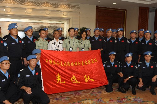 8月4日,中國第七支赴海地維和警察防暴隊先遣隊出征前在北京首都國際機場合影。當日,中國第七支赴海地維和警察防暴隊先遣隊離開北京,啟程趕赴聯(lián)合國海地維和任務(wù)區(qū)。此次出發(fā)的先遣隊隊員共30人,防暴隊后續(xù)部隊95人將于8月中旬啟程。 新華社記者 袁滿 攝