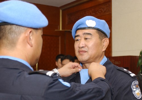 8月4日,中國第七支赴海地維和警察防暴隊先遣隊員在北京首都國際機場準備出征。當日,中國第七支赴海地維和警察防暴隊先遣隊離開北京,啟程趕赴聯(lián)合國海地維和任務(wù)區(qū)。此次出發(fā)的先遣隊隊員共30人,防暴隊后續(xù)部隊95人將于8月中旬啟程。 新華社記者 王芳 攝