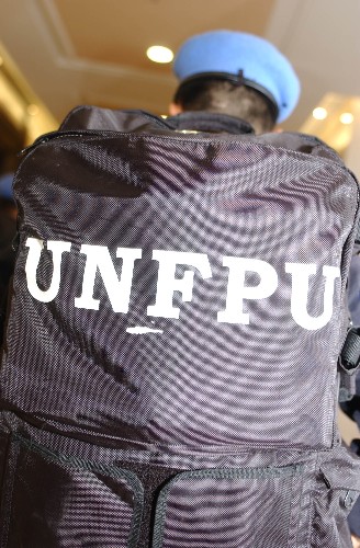 8月4日,中國第七支赴海地維和警察防暴隊先遣隊員在北京首都國際機場準備出征。當日,中國第七支赴海地維和警察防暴隊先遣隊離開北京,啟程趕赴聯(lián)合國海地維和任務(wù)區(qū)。此次出發(fā)的先遣隊隊員共30人,防暴隊后續(xù)部隊95人將于8月中旬啟程。 新華社記者 王芳 攝
