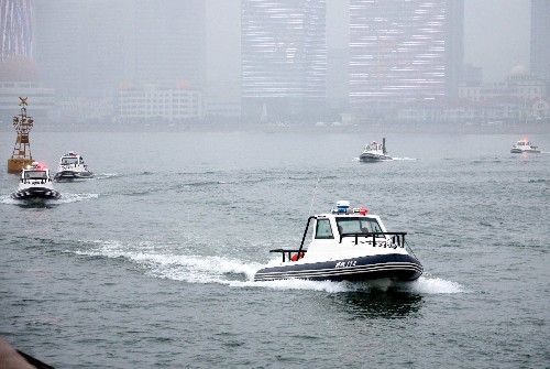 安保摩托艇正在進(jìn)行“掃海”訓(xùn)練(7月21日攝)。 近日,擔(dān)負(fù)奧運(yùn)會(huì)青島奧帆賽海上安保任務(wù)的山東邊防總隊(duì)青島海警部隊(duì)負(fù)責(zé)奧帆賽場(chǎng)安保的艦艇已全部集結(jié)完畢,來自廣東、上海、福建、浙江、海南等省份的邊防艦艇也全部抵達(dá)青島,這些艦艇每天在奧帆賽場(chǎng)周邊24小時(shí)值班,確保奧帆賽海上安全。據(jù)了解,此次安保艦艇集結(jié)標(biāo)志著公安邊防部隊(duì)奧帆賽海上安保工作進(jìn)入實(shí)戰(zhàn)階段。 新華社記者范長(zhǎng)國(guó)攝