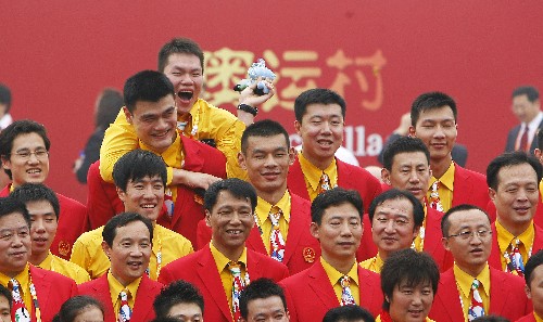 8月7日,中國體育代表團(tuán)副團(tuán)長崔大林說,著名籃球運(yùn)動員姚明將在北京奧運(yùn)會開幕式上擔(dān)任中國代表團(tuán)旗手。在雅典奧運(yùn)會開幕式上,中國代表團(tuán)的旗手就是姚明。 這是7月27日,參加北京奧運(yùn)會的中國體育代表團(tuán)部分成員正式入住奧運(yùn)村,中國體育代表團(tuán)成員姚明(上排左二)等在升旗儀式后合影留念。 新華社記者凡軍攝