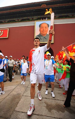 8月7日,中國體育代表團(tuán)副團(tuán)長崔大林說,著名籃球運(yùn)動員姚明將在北京奧運(yùn)會開幕式上擔(dān)任中國代表團(tuán)旗手。在雅典奧運(yùn)會開幕式上,中國代表團(tuán)的旗手就是姚明。 這是8月6日,姚明在北京手持火炬?zhèn)鬟f。 新華社記者羅曉光攝
