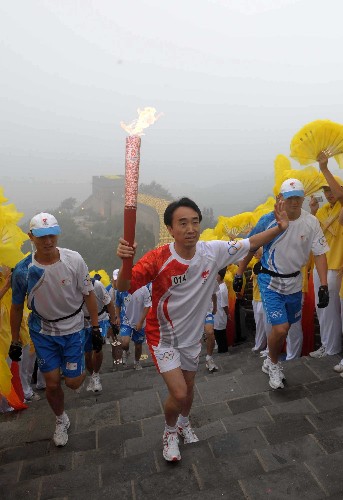 8月7日,火炬手趙鋒手持火炬?zhèn)鬟f。當(dāng)日,北京奧運(yùn)圣火在北京市傳遞。 新華社記者劉力航攝