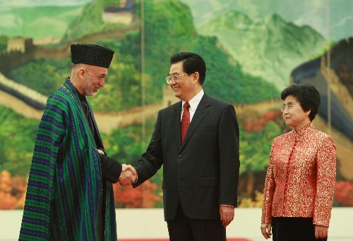 8月8日,中國國家主席胡錦濤和夫人劉永清為出席北京奧運會的貴賓舉行歡迎宴會。這是宴會前胡錦濤和阿富汗總統(tǒng)卡爾扎伊握手。 新華社記者龐興雷攝