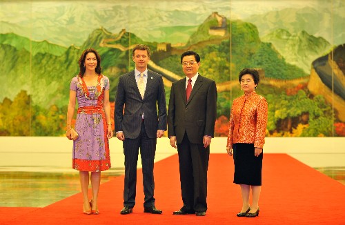 8月8日,中國國家主席胡錦濤和夫人劉永清為出席北京奧運會的貴賓舉行歡迎宴會。這是胡錦濤和夫人劉永清與丹麥王儲腓特烈和丹麥王儲妃合影。 新華社記者 劉建生 攝