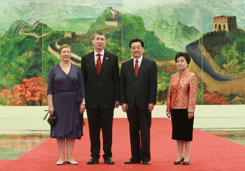 8月8日,中國國家主席胡錦濤和夫人劉永清為出席北京奧運會的貴賓舉行歡迎宴會。這是宴會前胡錦濤和夫人劉永清與安道爾首相阿爾韋特·潘塔·桑托拉里亞和夫人合影。 新華社記者龐興雷攝