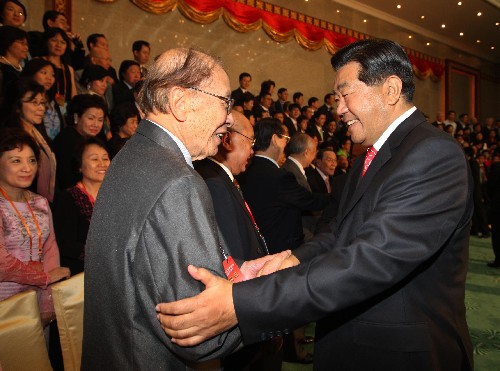 8月8日,中共中央政治局常委、全國(guó)政協(xié)主席賈慶林在北京會(huì)見(jiàn)出席北京奧運(yùn)會(huì)開(kāi)幕式的華僑華人代表。 新華社記者劉衛(wèi)兵攝