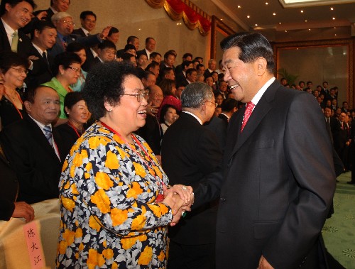 8月8日,中共中央政治局常委、全國(guó)政協(xié)主席賈慶林在北京會(huì)見(jiàn)出席北京奧運(yùn)會(huì)開(kāi)幕式的華僑華人代表。 新華社記者劉衛(wèi)兵攝