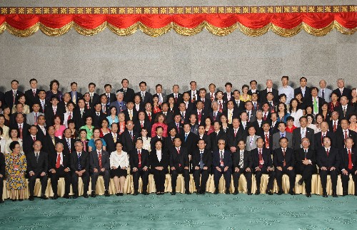 8月8日,中共中央政治局常委、全國(guó)政協(xié)主席賈慶林在北京會(huì)見(jiàn)出席北京奧運(yùn)會(huì)開(kāi)幕式的華僑華人代表。 新華社記者劉衛(wèi)兵攝