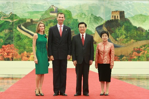 8月8日,中國國家主席胡錦濤和夫人劉永清為出席北京奧運(yùn)會(huì)的貴賓舉行歡迎宴會(huì)。這是宴會(huì)前胡錦濤和夫人劉永清與西班牙王儲(chǔ)費(fèi)利佩和王妃合影。 新華社記者龐興雷攝