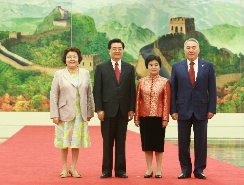 8月8日,中國國家主席胡錦濤和夫人劉永清為出席北京奧運(yùn)會(huì)的貴賓舉行歡迎宴會(huì)。這是宴會(huì)前胡錦濤和夫人劉永清與哈薩克斯坦總統(tǒng)納扎爾巴耶夫和夫人合影。 新華社記者龐興雷攝