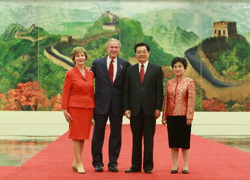 8月8日,中國國家主席胡錦濤和夫人劉永清為出席北京奧運(yùn)會(huì)的貴賓舉行歡迎宴會(huì)。這是宴會(huì)前胡錦濤和夫人劉永清與美國總統(tǒng)布什和夫人合影。 新華社記者龐興雷攝