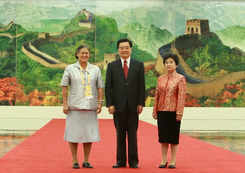 8月8日,中國國家主席胡錦濤和夫人劉永清為出席北京奧運(yùn)會(huì)的貴賓舉行歡迎宴會(huì)。這是宴會(huì)前胡錦濤和夫人劉永清與泰國公主詩琳通合影。 新華社記者龐興雷攝