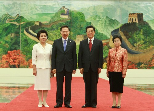 8月8日,中國國家主席胡錦濤和夫人劉永清為出席北京奧運(yùn)會(huì)的貴賓舉行歡迎宴會(huì)。這是宴會(huì)前胡錦濤和夫人劉永清與韓國總統(tǒng)李明博和夫人合影。 新華社記者龐興雷攝