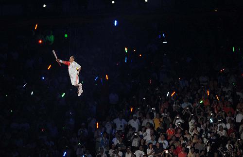 8月8日,最后一棒火炬手李寧凌空繞場一周,準(zhǔn)備點(diǎn)燃主火炬塔。 8月8日晚8時,第29屆夏季奧林匹克運(yùn)動會在國家體育場——“鳥巢”隆重開幕。 新華社記者郭大岳攝