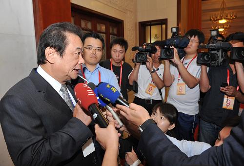 8月28日,出席臺商座談會的代表陳武雄(左一)在接受記者采訪。 當(dāng)日,2008年臺商座談會在北京舉行。國務(wù)院副總理王岐山和國務(wù)院20多個主要部門負(fù)責(zé)人及60多位臺灣工商界人士、大陸臺商代表參加座談。 新華社記者 何俊昌 攝