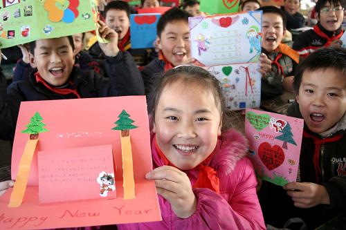 12月29日,含山縣環(huán)峰小學(xué)學(xué)生展示準(zhǔn)備寄給四川災(zāi)區(qū)小伙伴的新年賀卡。當(dāng)日,安徽省含山縣環(huán)峰小學(xué)開展“賀卡冬衣獻(xiàn)災(zāi)區(qū)”活動(dòng),學(xué)生們自己動(dòng)手制作新年賀卡,寫上對四川災(zāi)區(qū)小朋友的新年祝福,并為災(zāi)區(qū)學(xué)生捐贈(zèng)冬衣,送去關(guān)愛。 新華社發(fā)(程千俊 攝)