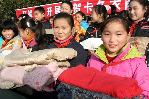 12月29日,含山縣環(huán)峰小學(xué)學(xué)生為四川災(zāi)區(qū)小伙伴捐贈(zèng)冬衣。 當(dāng)日,安徽省含山縣環(huán)峰小學(xué)開展“賀卡冬衣獻(xiàn)災(zāi)區(qū)”活動(dòng),學(xué)生們自己動(dòng)手制作新年賀卡,寫上對四川災(zāi)區(qū)小朋友的新年祝福,并為災(zāi)區(qū)學(xué)生捐贈(zèng)冬衣,送去關(guān)愛。 新華社發(fā)(程千俊 攝)
