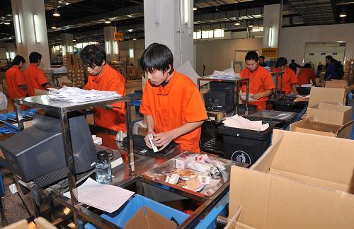 11月27日,北京國際郵件處理中心工作人員在分揀運(yùn)往外地的物品。 國家郵政局在開展學(xué)習(xí)實(shí)踐科學(xué)發(fā)展觀活動中,針對國際金融危機(jī)給郵政行業(yè)帶來的不利影響,認(rèn)真貫徹落實(shí)中央經(jīng)濟(jì)工作會議精神,緊緊圍繞“提升服務(wù),提高效能,促進(jìn)郵政行業(yè)科學(xué)發(fā)展”的實(shí)踐載體,加強(qiáng)宏觀調(diào)控,重點(diǎn)關(guān)注郵政企業(yè)和重點(diǎn)快遞企業(yè)發(fā)展,促進(jìn)企業(yè)業(yè)務(wù)創(chuàng)新,引導(dǎo)企業(yè)強(qiáng)化內(nèi)部管理,大力推動村郵站和信報(bào)箱工程建設(shè),著力保障和促進(jìn)郵政行業(yè)平穩(wěn)發(fā)展。 新華社記者 何俊昌攝