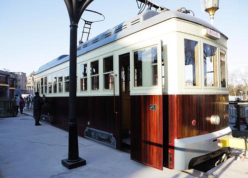 12月30日,工作人員在擦拭“鐺鐺車”。前門大街“鐺鐺車”開通日期已經(jīng)確定,兩輛“鐺鐺車”將于元旦正式迎客,乘坐一趟“鐺鐺車”的票價(jià)為20元。“鐺鐺車”是老北京人對(duì)有軌電車的“昵稱”,1924年作為當(dāng)時(shí)北京現(xiàn)代化的交通工具首次出現(xiàn)在前門大街,運(yùn)營(yíng)42年后于1966年退出歷史舞臺(tái)。北京人記憶深處的“鐺鐺車”如今重返前門大街。車站位于新修復(fù)的前門五牌樓下,單程走完840米的前門大街運(yùn)行需要10分鐘。 新華社記者邢廣利攝