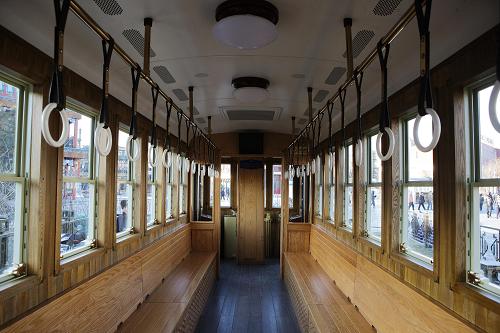 “鐺鐺車”內(nèi)景(12月30日攝)。 前門大街“鐺鐺車”開通日期已經(jīng)確定,兩輛“鐺鐺車”將于元旦正式迎客,乘坐一趟“鐺鐺車”的票價(jià)為20元。“鐺鐺車”是老北京人對(duì)有軌電車的“昵稱”,1924年作為當(dāng)時(shí)北京現(xiàn)代化的交通工具首次出現(xiàn)在前門大街,運(yùn)營(yíng)42年后于1966年退出歷史舞臺(tái)。北京人記憶深處的“鐺鐺車”如今重返前門大街。車站位于新修復(fù)的前門五牌樓下,單程走完840米的前門大街運(yùn)行需要10分鐘。 新華社記者邢廣利攝