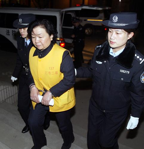 12月31日清晨,法警將被告人田文華押解到法院,準備出庭受審。當日上午8時,石家莊市中級人民法院開庭審理被告單位石家莊三鹿集團股份有限公司及被告人田文華、王玉良、杭志奇、吳聚生生產(chǎn)、銷售偽劣產(chǎn)品案。三鹿集團原董事長田文華、三鹿集團原副總經(jīng)理王玉良、三鹿集團原副總經(jīng)理杭志奇、三鹿集團原原奶事業(yè)部經(jīng)理吳聚生等四名原高管出庭受審。新華社發(fā)(丁立新 攝)