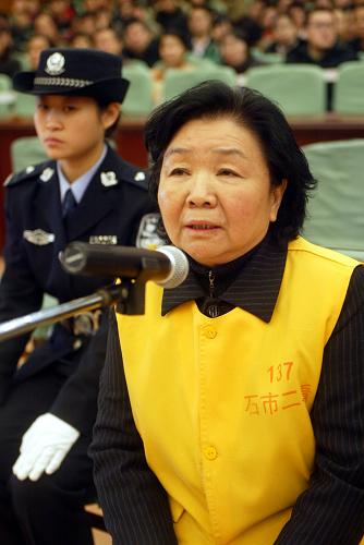 12月31日,被告人田文華在法庭上受審。 當日上午8時,石家莊市中級人民法院開庭審理被告單位石家莊三鹿集團股份有限公司及被告人田文華、王玉良、杭志奇、吳聚生生產(chǎn)、銷售偽劣產(chǎn)品案。三鹿集團原董事長田文華、三鹿集團原副總經(jīng)理王玉良、三鹿集團原副總經(jīng)理杭志奇、三鹿集團原原奶事業(yè)部經(jīng)理吳聚生等四名原高管出庭受審。 新華社發(fā)(丁立新 攝)