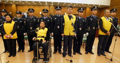 12月31日,被告人田文華、王玉良、杭志奇、吳聚生(左起)在法庭上受審。 當日上午8時,石家莊市中級人民法院開庭審理被告單位石家莊三鹿集團股份有限公司及被告人田文華、王玉良、杭志奇、吳聚生生產(chǎn)、銷售偽劣產(chǎn)品案。三鹿集團原董事長田文華、三鹿集團原副總經(jīng)理王玉良、三鹿集團原副總經(jīng)理杭志奇、三鹿集團原原奶事業(yè)部經(jīng)理吳聚生等四名原高管出庭受審。 新華社發(fā)(丁立新 攝)