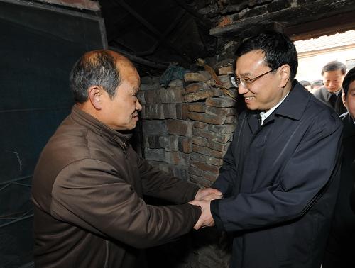 中共中央政治局常委、國(guó)務(wù)院副總理李克強(qiáng)近日在江蘇考察。這是2月21日,李克強(qiáng)在江蘇徐州礦業(yè)集團(tuán)新河礦棚戶區(qū)看望退休礦工歷洪君。新華社記者李學(xué)仁攝