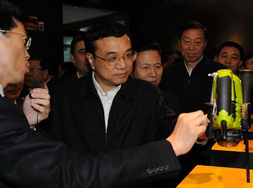 中共中央政治局常委、國(guó)務(wù)院副總理李克強(qiáng)近日在江蘇考察。這是2月22日,李克強(qiáng)在江蘇蘇州生產(chǎn)電動(dòng)工具的寶時(shí)得機(jī)械(中國(guó))有限公司考察工作時(shí),公司負(fù)責(zé)人向李克強(qiáng)介紹他們的新產(chǎn)品。 新華社記者李學(xué)仁攝