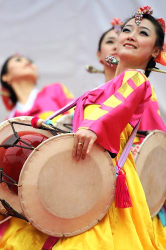 4月11日,演員在“全國百城旅游宣傳周”活動啟動儀式上表演民族舞蹈。 當(dāng)日,吉林省長春市在文化廣場啟動“全國百城旅游宣傳周”活動,通過旅游消費券派發(fā)、旅游咨詢推介、特色旅游產(chǎn)品優(yōu)惠銷售、大型文藝表演等為廣大市民營造良好的旅游消費環(huán)境。4月11日至17日,“全國百城旅游宣傳周”在全國186個城市同時舉行。 新華社記者 邵守志攝