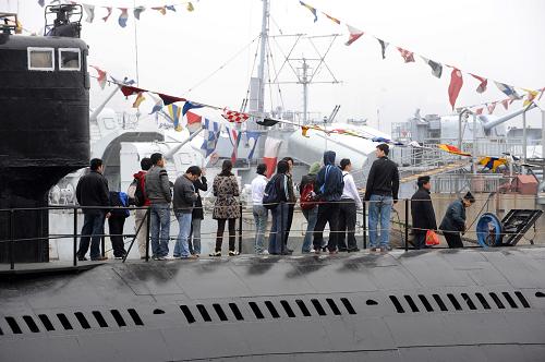 游客正排隊進(jìn)入海軍第一代常規(guī)動力潛艇參觀(4月19日攝)。 4月23日是人民海軍成立60周年紀(jì)念日。連日來,專程前往青島中國唯一綜合性海軍博物館參觀的機(jī)關(guān)、學(xué)校及社會各界群眾絡(luò)繹不絕,島城部分旅行社還推出了“海軍節(jié)專線游”項目,吸引了眾多的國內(nèi)外游客。 新華社記者 李紫恒 攝