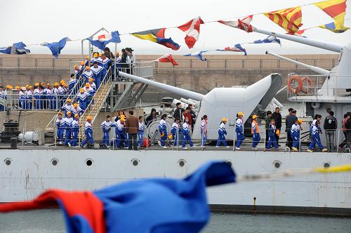 小學(xué)生正在海軍博物館陳列艦艇上參觀(4月19日攝)。 4月23日是人民海軍成立60周年紀(jì)念日。連日來,專程前往青島中國唯一綜合性海軍博物館參觀的機(jī)關(guān)、學(xué)校及社會各界群眾絡(luò)繹不絕,島城部分旅行社還推出了“海軍節(jié)專線游”項目,吸引了眾多的國內(nèi)外游客。 新華社記者 李紫恒 攝