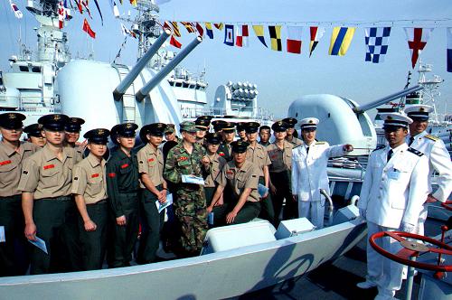 2002年5月,韓國海軍陸戰(zhàn)隊員參觀來訪的中國海軍導彈護衛(wèi)艦。 “軍艦是流動的國土。”中央軍委委員、海軍司令員吳勝利在人民海軍成立60周年之際接受新華社記者采訪時說,作為和平的友好使者,人民海軍先后派出33支艦艇編隊共40多艘軍艦,出訪了五大洲的30多個國家。 新華社記者 查春明 攝