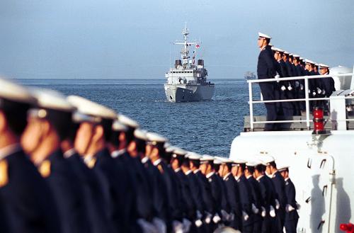 2001年10月4日,中國(guó)海軍艦艇編隊(duì)訪(fǎng)問(wèn)法國(guó)布雷斯特。 “軍艦是流動(dòng)的國(guó)土。”中央軍委委員、海軍司令員吳勝利在人民海軍成立60周年之際接受新華社記者采訪(fǎng)時(shí)說(shuō),作為和平的友好使者,人民海軍先后派出33支艦艇編隊(duì)共40多艘軍艦,出訪(fǎng)了五大洲的30多個(gè)國(guó)家。 新華社記者 查春明 攝