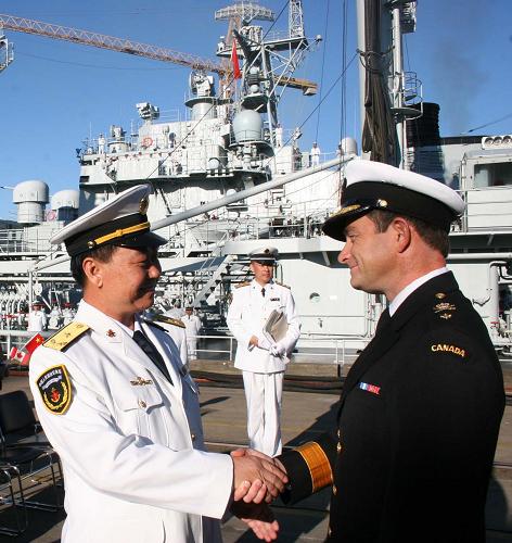 2006年9月29日,在加拿大埃斯奎莫爾特港,加拿大太平洋艦隊(duì)司令唐納森準(zhǔn)將(右)同中國(guó)海軍艦艇編隊(duì)總指揮、北海艦隊(duì)副司令員王福山少將話(huà)別。由“青島”號(hào)導(dǎo)彈驅(qū)逐艦和“洪澤湖”號(hào)綜合補(bǔ)給艦組成的中國(guó)海軍編隊(duì)29日結(jié)束對(duì)加拿大為期5天的友好訪(fǎng)問(wèn),離開(kāi)維多利亞前往菲律賓繼續(xù)訪(fǎng)問(wèn)。 “軍艦是流動(dòng)的國(guó)土。”中央軍委委員、海軍司令員吳勝利在人民海軍成立60周年之際接受新華社記者采訪(fǎng)時(shí)說(shuō),作為和平的友好使者,人民海軍先后派出33支艦艇編隊(duì)共40多艘軍艦,出訪(fǎng)了五大洲的30多個(gè)國(guó)家。 新華社記者 楊士龍 攝