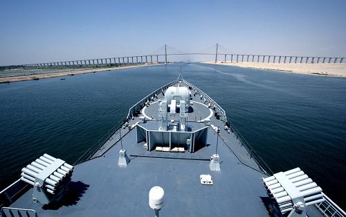 2007年8月12日,中國(guó)海軍出訪(fǎng)歐洲四國(guó)的艦艇穿越蘇伊士運(yùn)河。 “軍艦是流動(dòng)的國(guó)土。”中央軍委委員、海軍司令員吳勝利在人民海軍成立60周年之際接受新華社記者采訪(fǎng)時(shí)說(shuō),作為和平的友好使者,人民海軍先后派出33支艦艇編隊(duì)共40多艘軍艦,出訪(fǎng)了五大洲的30多個(gè)國(guó)家。 新華社記者 查春明 攝