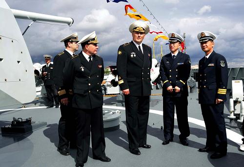 2007年8月27日,中國(guó)海軍艦艇編隊(duì)首次訪(fǎng)問(wèn)俄羅斯圣彼得堡。 “軍艦是流動(dòng)的國(guó)土。”中央軍委委員、海軍司令員吳勝利在人民海軍成立60周年之際接受新華社記者采訪(fǎng)時(shí)說(shuō),作為和平的友好使者,人民海軍先后派出33支艦艇編隊(duì)共40多艘軍艦,出訪(fǎng)了五大洲的30多個(gè)國(guó)家。 新華社記者 查春明 攝