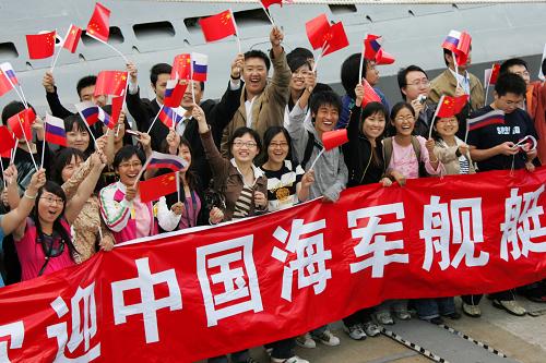 2007年8月27日,俄羅斯華人華僑在圣彼得堡歡迎中國(guó)軍艦來(lái)訪。 “軍艦是流動(dòng)的國(guó)土。”中央軍委委員、海軍司令員吳勝利在人民海軍成立60周年之際接受新華社記者采訪時(shí)說(shuō),作為和平的友好使者,人民海軍先后派出33支艦艇編隊(duì)共40多艘軍艦,出訪了五大洲的30多個(gè)國(guó)家。 新華社記者 查春明 攝
