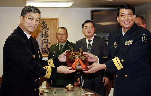2007年11月28日,中國(guó)人民解放軍海軍軍艦出訪指揮員、南海艦隊(duì)副司令員肖新年少將(右一)在參觀日本海上自衛(wèi)隊(duì)護(hù)衛(wèi)艦“雷”號(hào)時(shí),代表“深圳”號(hào)導(dǎo)彈驅(qū)逐艦接受日本海上自衛(wèi)隊(duì)第一護(hù)衛(wèi)艦隊(duì)司令河村正雄少將贈(zèng)送的禮物。當(dāng)天,中國(guó)人民解放軍海軍“深圳”號(hào)導(dǎo)彈驅(qū)逐艦抵達(dá)東京,開(kāi)始對(duì)日本進(jìn)行為期4天的友好訪問(wèn)。“深圳”艦官兵登上日本海上自衛(wèi)隊(duì)護(hù)衛(wèi)艦“雷”號(hào)參觀,與日艦官兵相互交流,增進(jìn)了解。 “軍艦是流動(dòng)的國(guó)土。”中央軍委委員、海軍司令員吳勝利在人民海軍成立60周年之際接受新華社記者采訪時(shí)說(shuō),作為和平的友好使者,人民海軍先后派出33支艦艇編隊(duì)共40多艘軍艦,出訪了五大洲的30多個(gè)國(guó)家。 新華社記者 任正來(lái) 攝